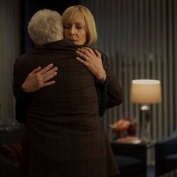 Allison Janney en el 3x01 de 'La diplomática'