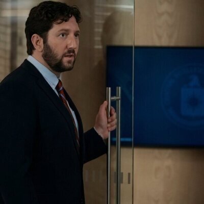 Adam Silver en 'Cuando llama un extraño' de 'The Diplomat'