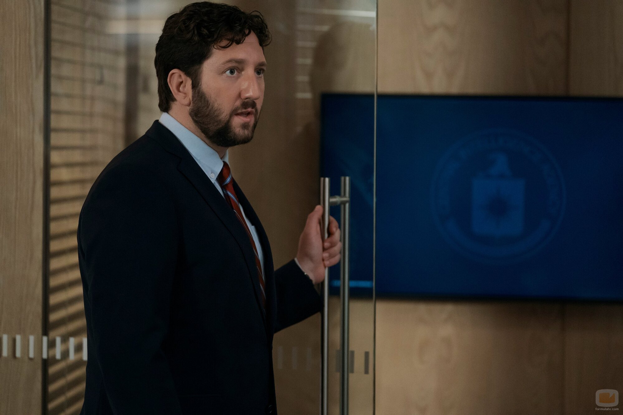 Adam Silver en 'Cuando llama un extraño' de 'The Diplomat'