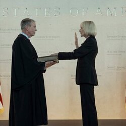 Allison Janney en 'Cuando llama un extraño' de 'La diplomática'