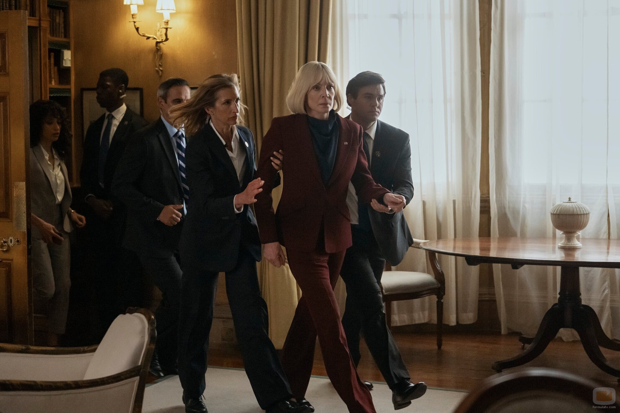 3x01 titulado 'Cuando llama un extraño' de 'La diplomática'