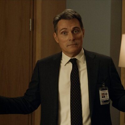 Rufus Sewell en la temporada 3 y el capítulo 01 de 'La diplomática'