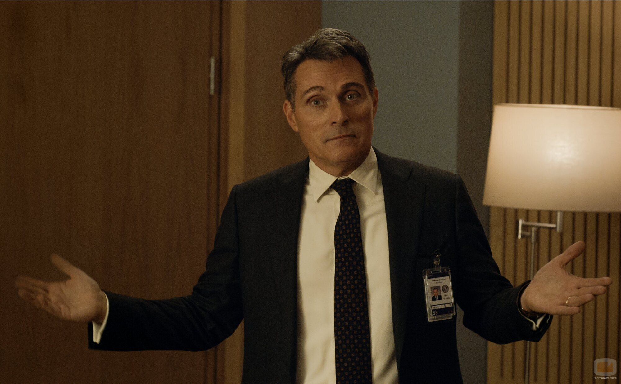 Rufus Sewell en la temporada 3 y el capítulo 01 de 'La diplomática'