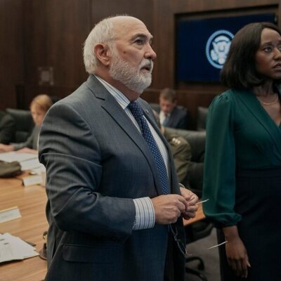 Miguel Sandoval y Nana Mensah en 'Cuando llama un extraño' de 'La diplomática'