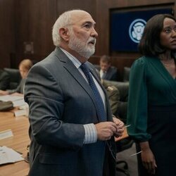 Miguel Sandoval y Nana Mensah en 'Cuando llama un extraño' de 'La diplomática'