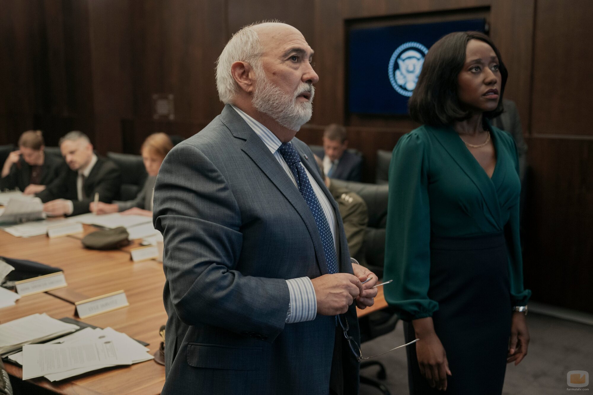 Miguel Sandoval y Nana Mensah en 'Cuando llama un extraño' de 'La diplomática'