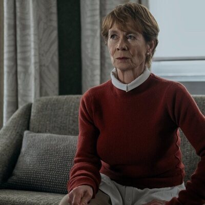 Celia Imrie en el 3x01 de 'The Diplomat'
