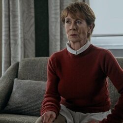 Celia Imrie en el 3x01 de 'The Diplomat'