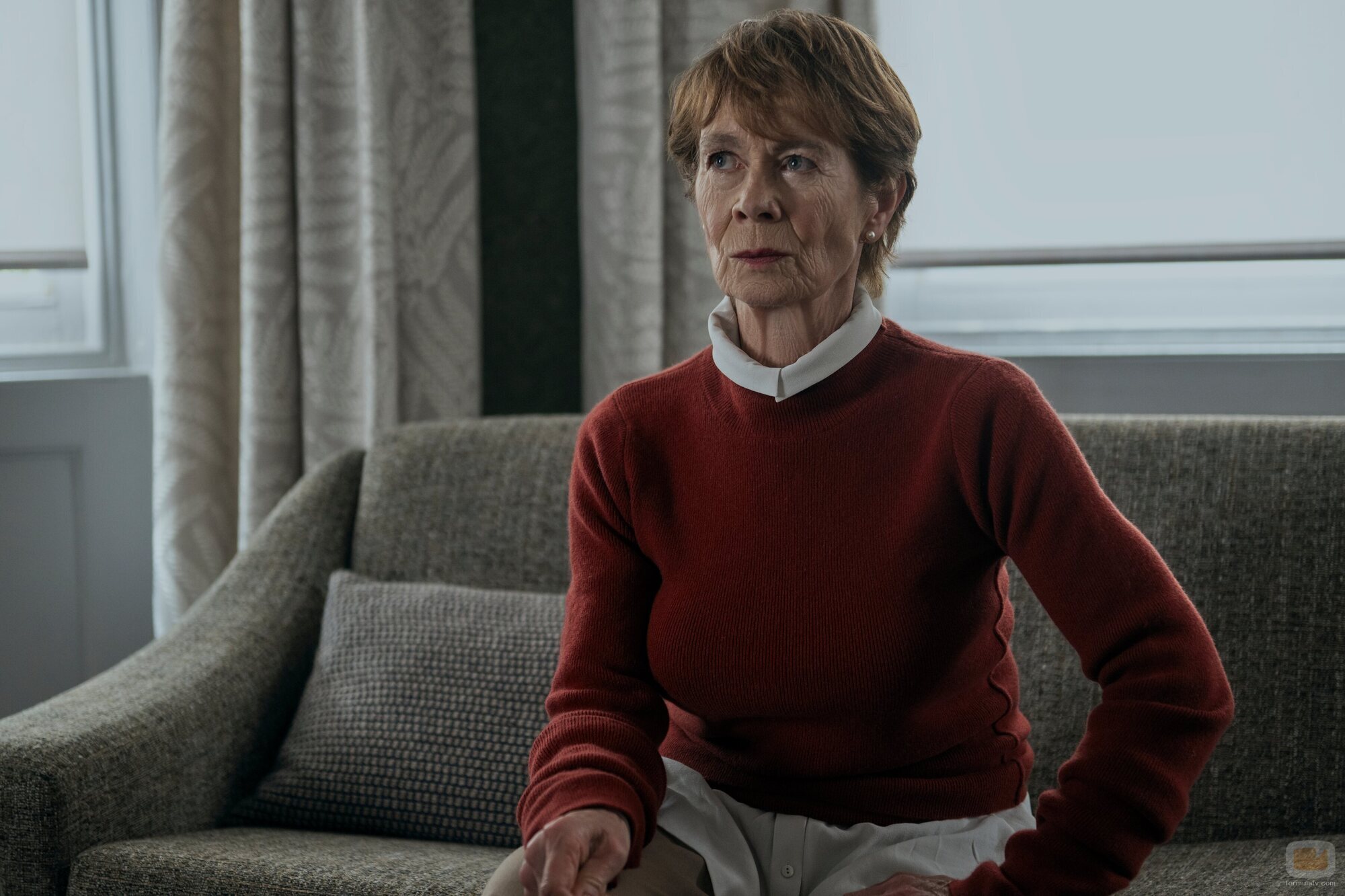Celia Imrie en el 3x01 de 'The Diplomat'