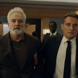 Rufus Sewell y Bradley Whitford en 3x01 'Cuando llama un extraño' de 'La diplomática'