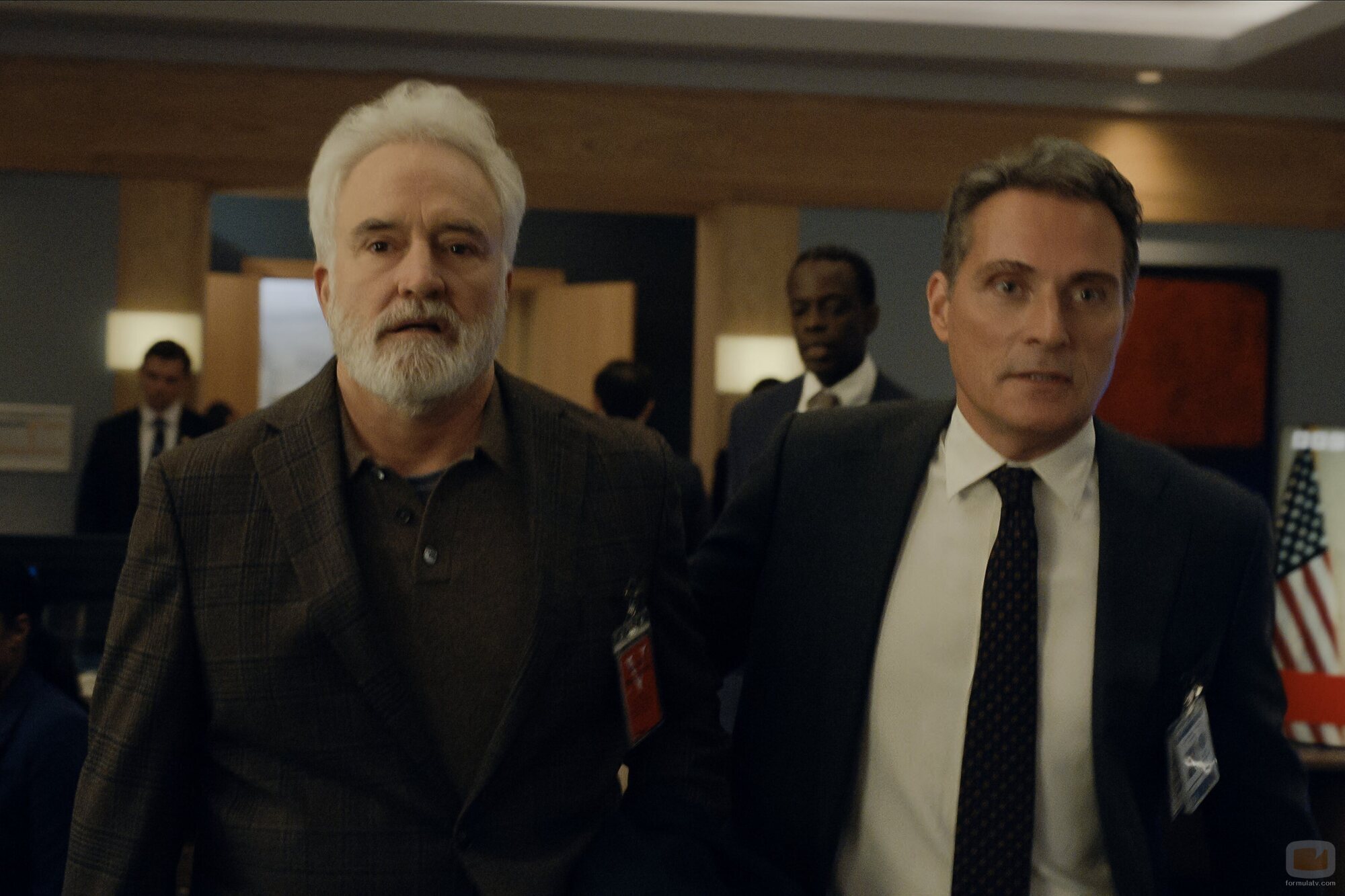 Rufus Sewell y Bradley Whitford en 3x01 'Cuando llama un extraño' de 'La diplomática'