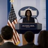 Nana Mensah en Capítulo 1 titulado 'Cuando llama un extraño' de 'La diplomática'