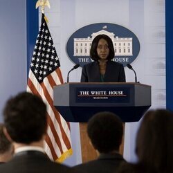 Nana Mensah en Capítulo 1 titulado 'Cuando llama un extraño' de 'La diplomática'