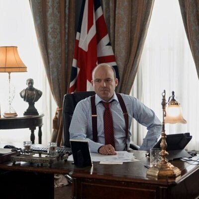 Rory Kinnear en 3x01 'Cuando llama un extraño' de 'La diplomática'