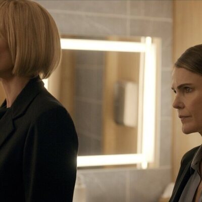 Keri Russell y Allison Janney en 'Cuando llama un extraño' de 'La diplomática'