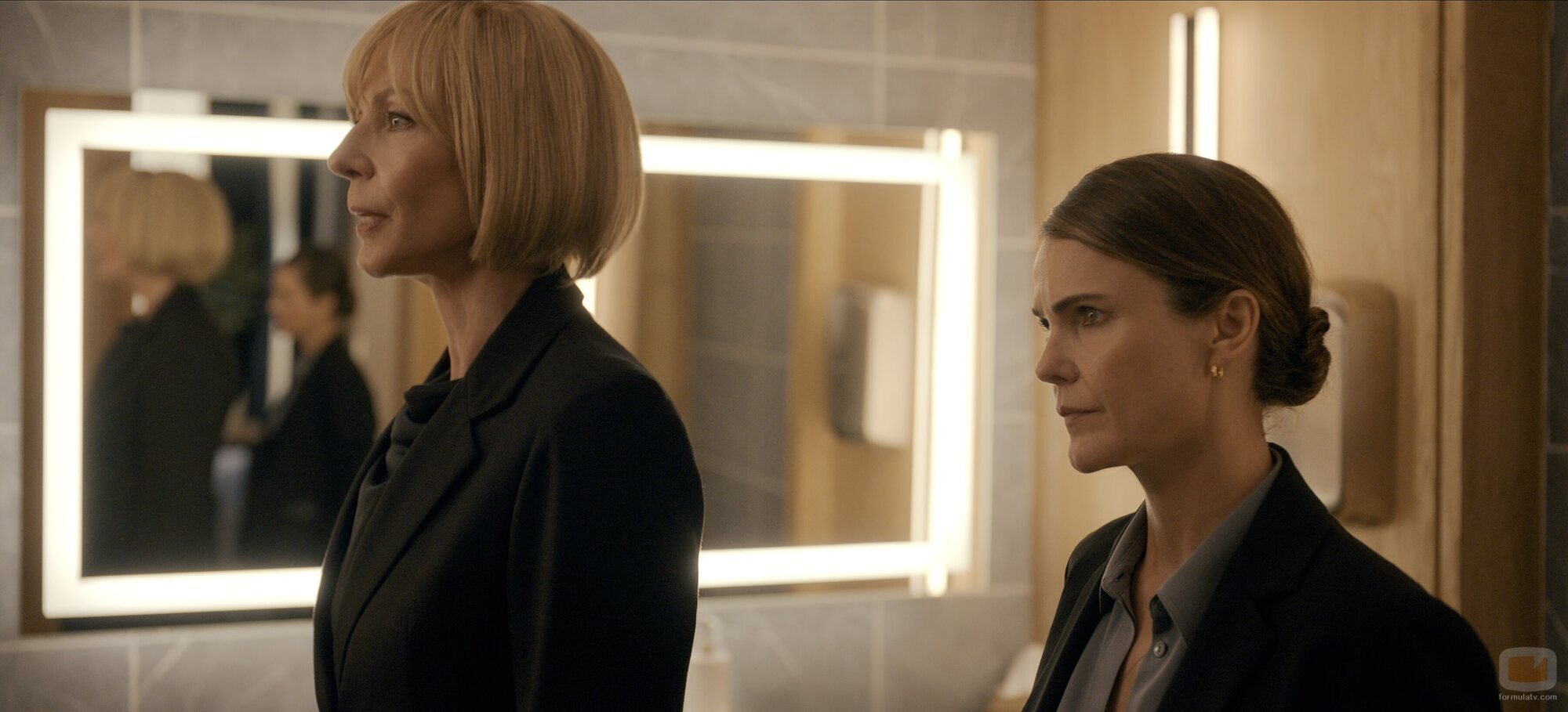 Keri Russell y Allison Janney en 'Cuando llama un extraño' de 'La diplomática'