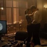 Keri Russell y Rufus Sewell en la temporada 3 y el capítulo 02 de 'La diplomática'