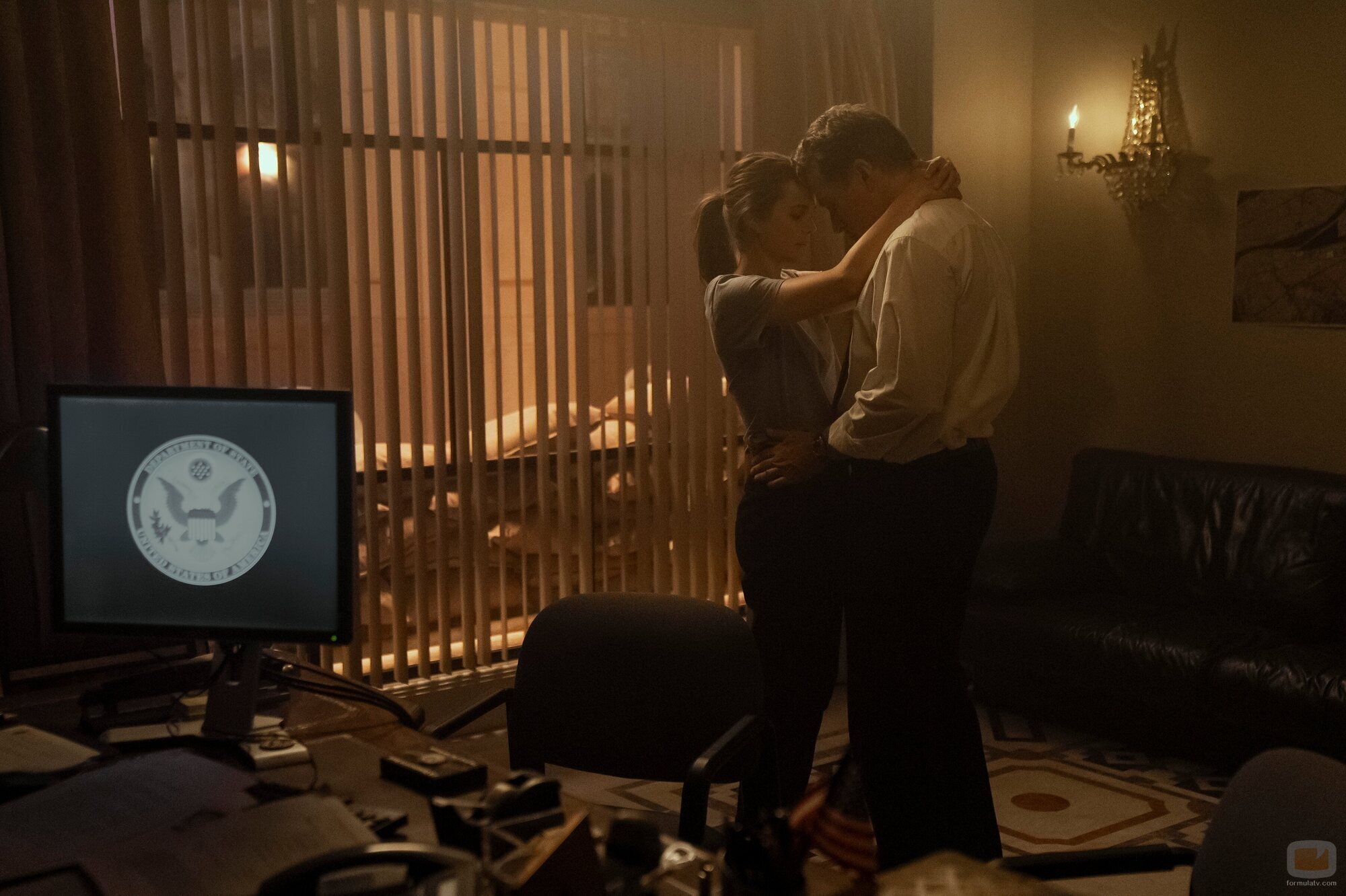 Keri Russell y Rufus Sewell en la temporada 3 y el capítulo 02 de 'La diplomática'