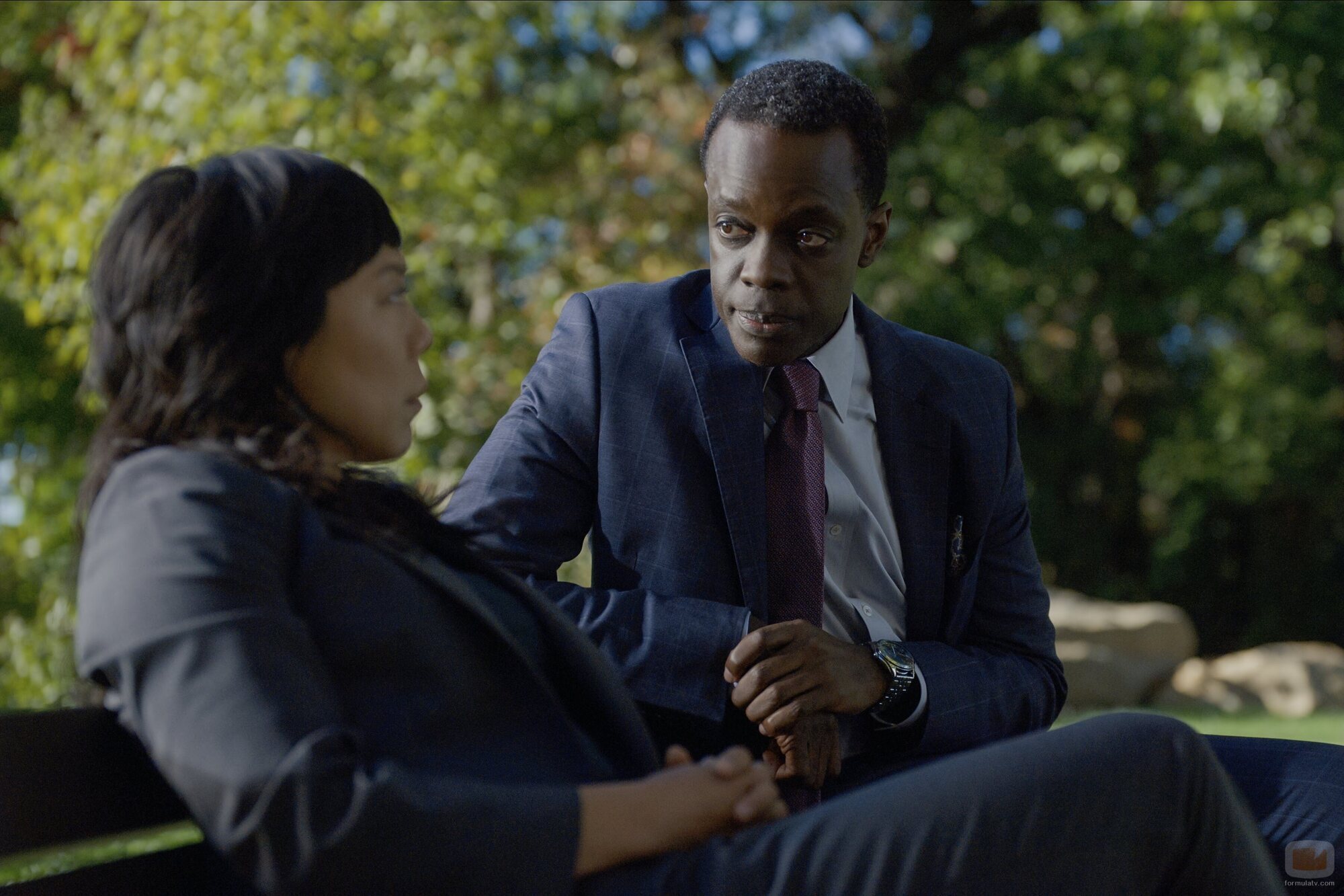 Ali Ahn y Ato Essandoh en 'El último baile en el Club de campo' de 'La diplomática'