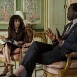 Ato Essandoh y Rosaline Elbay en el 3x02 de 'La diplomática'