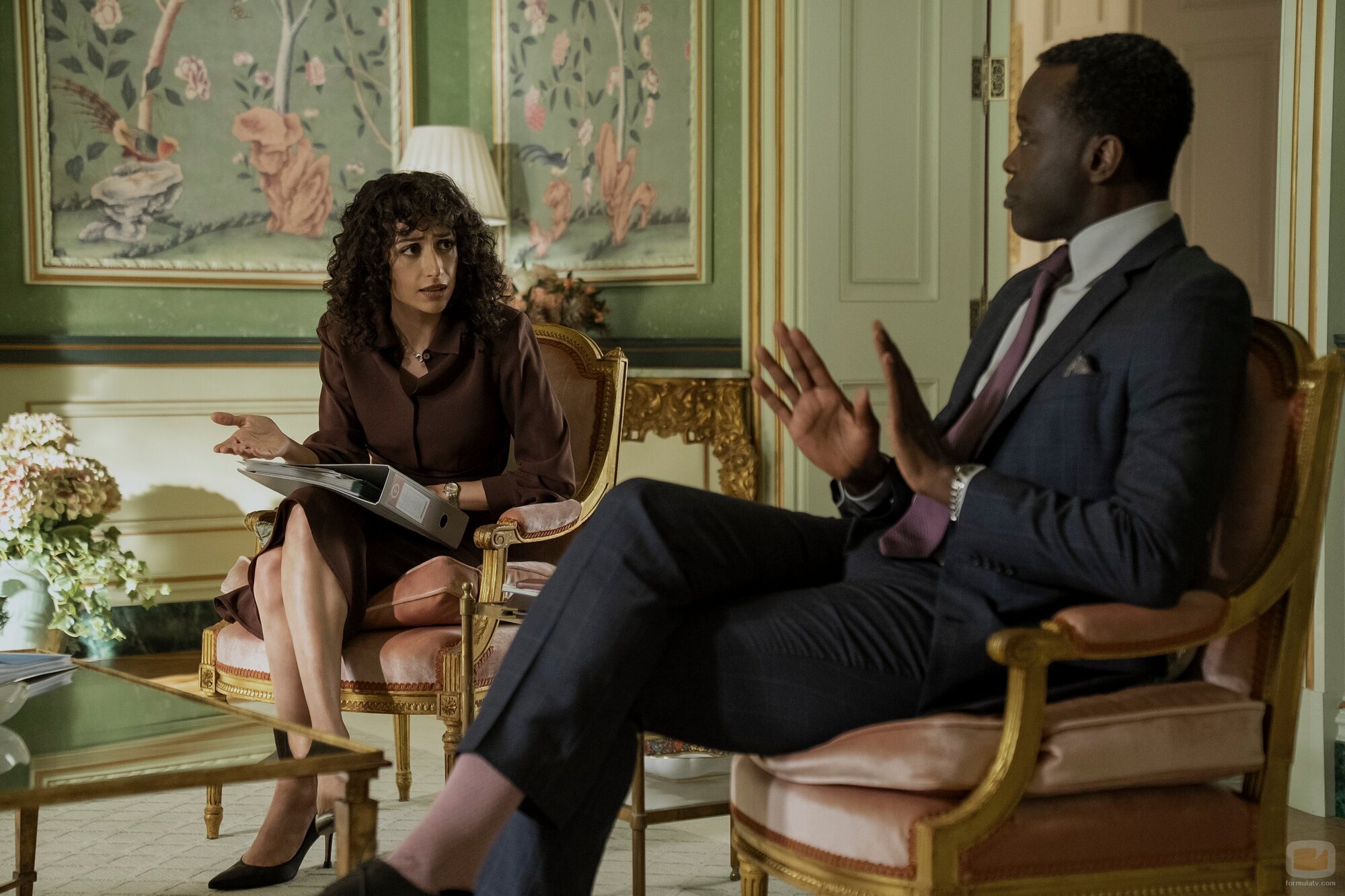Ato Essandoh y Rosaline Elbay en el 3x02 de 'La diplomática'
