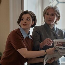 Penny Downie y Georgie Henley en 'El último baile en el Club de campo' de 'La diplomática'