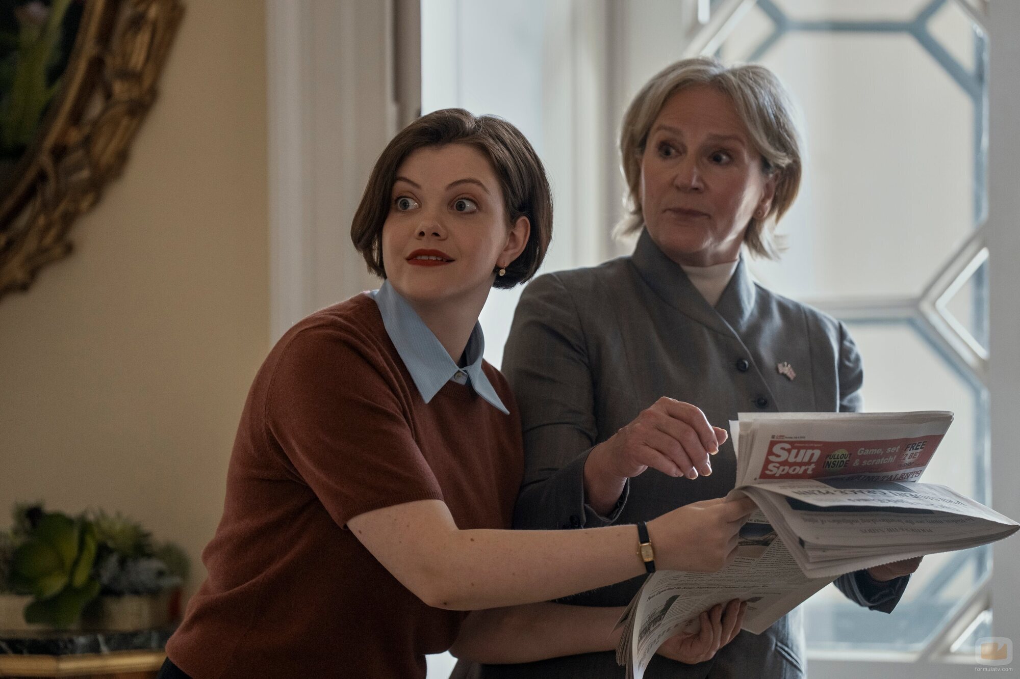 Penny Downie y Georgie Henley en 'El último baile en el Club de campo' de 'La diplomática'