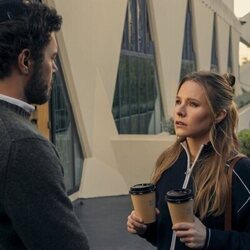Kristen Bell y Adam Brody en el 2x01 de 'Nobody Wants This'