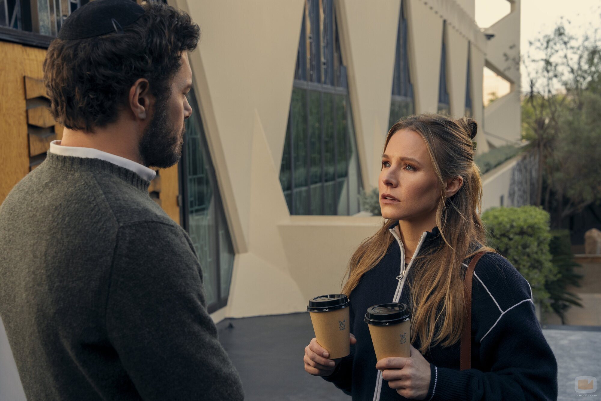 Kristen Bell y Adam Brody en el 2x01 de 'Nobody Wants This'