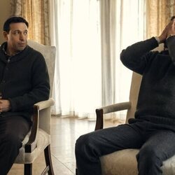 Adam Brody y Alex Karpovsky en 2x01 titulado 'La primera cena' de 'Nadie quiere esto'