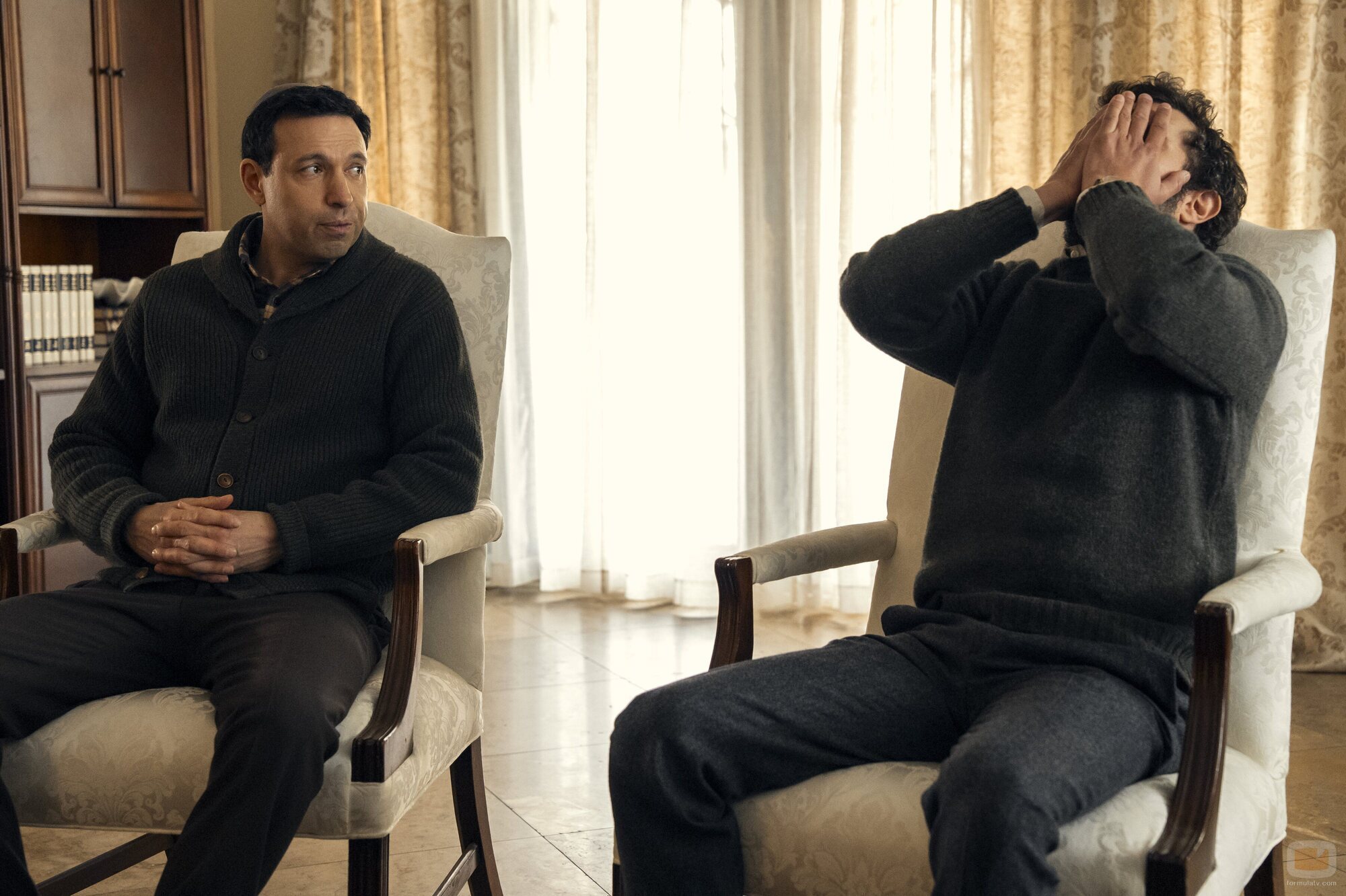 Adam Brody y Alex Karpovsky en 2x01 titulado 'La primera cena' de 'Nadie quiere esto'