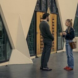 Kristen Bell y Adam Brody en Capítulo 1 titulado 'La primera cena' de 'Nadie quiere esto'