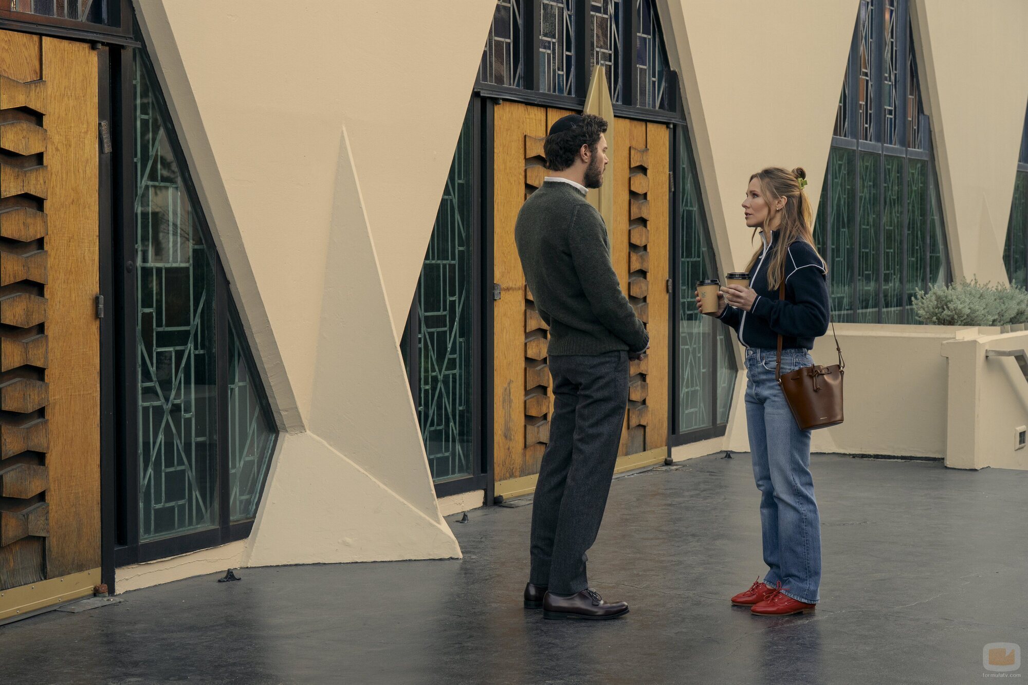 Kristen Bell y Adam Brody en Capítulo 1 titulado 'La primera cena' de 'Nadie quiere esto'