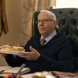 Stephen Tobolowsky en 2x01 titulado 'La primera cena' de 'Nadie quiere esto'