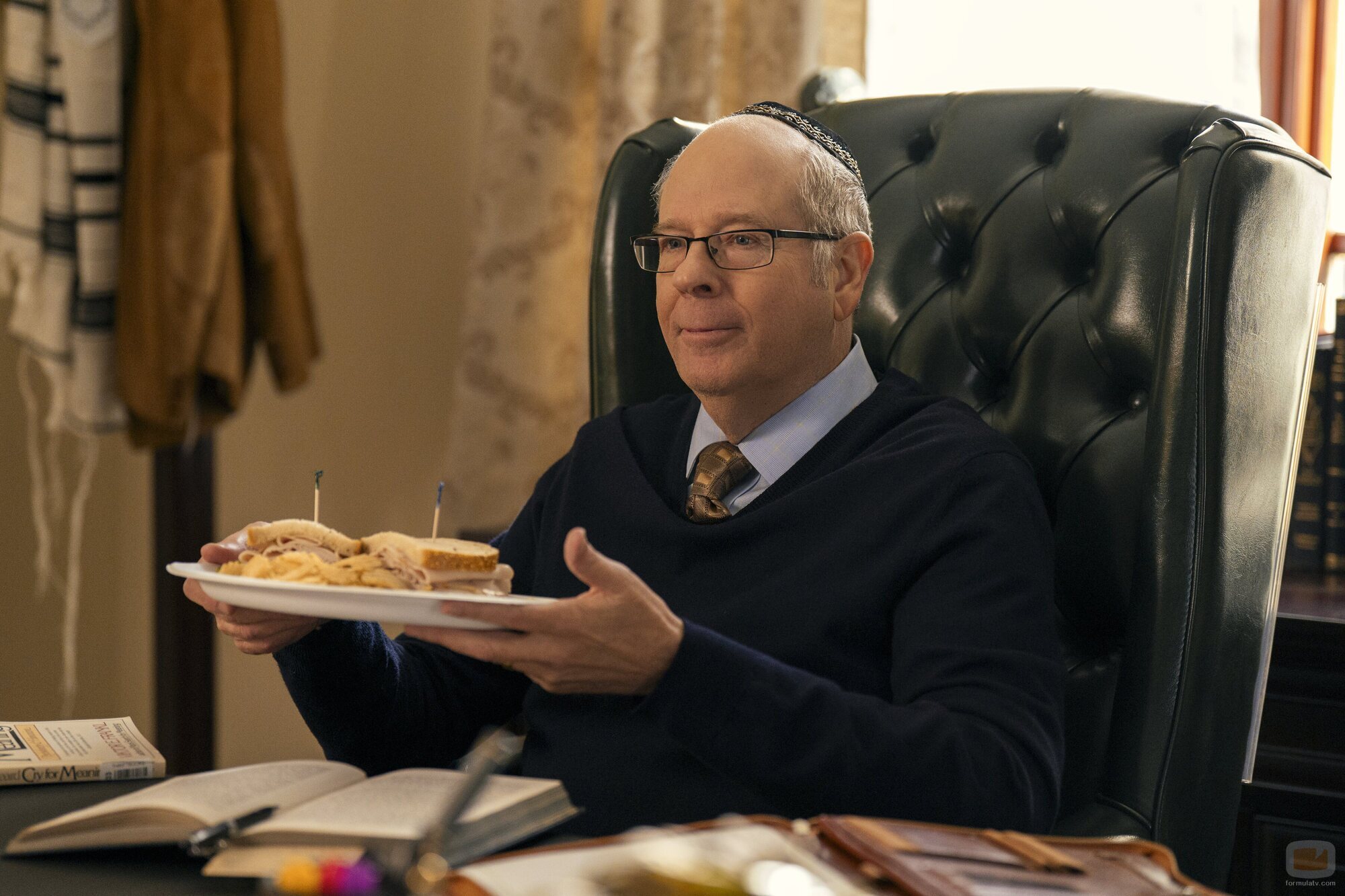 Stephen Tobolowsky en 2x01 titulado 'La primera cena' de 'Nadie quiere esto'