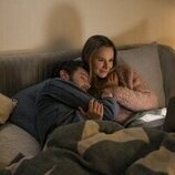 Adam Brody y Kristen Bell en la temporada 2 y el capítulo 01 de 'Nadie quiere esto'