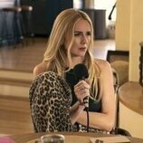 Justine Lupe en 'La primera cena' de 'Nobody Wants This'