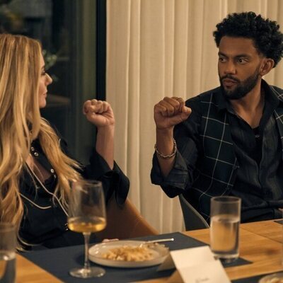 Miles Fowler y Justine Lupe en 'La primera cena' de 'Nobody Wants This'