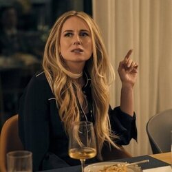 Justine Lupe en el 2x01 de 'Nadie quiere esto'