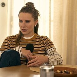 Kristen Bell en el 2x01 de 'Nadie quiere esto'