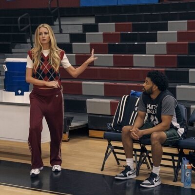 Miles Fowler y Justine Lupe en 2x02 'Lo dejamos en el árbol' de 'Nadie quiere esto'