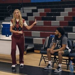 Miles Fowler y Justine Lupe en 2x02 'Lo dejamos en el árbol' de 'Nadie quiere esto'