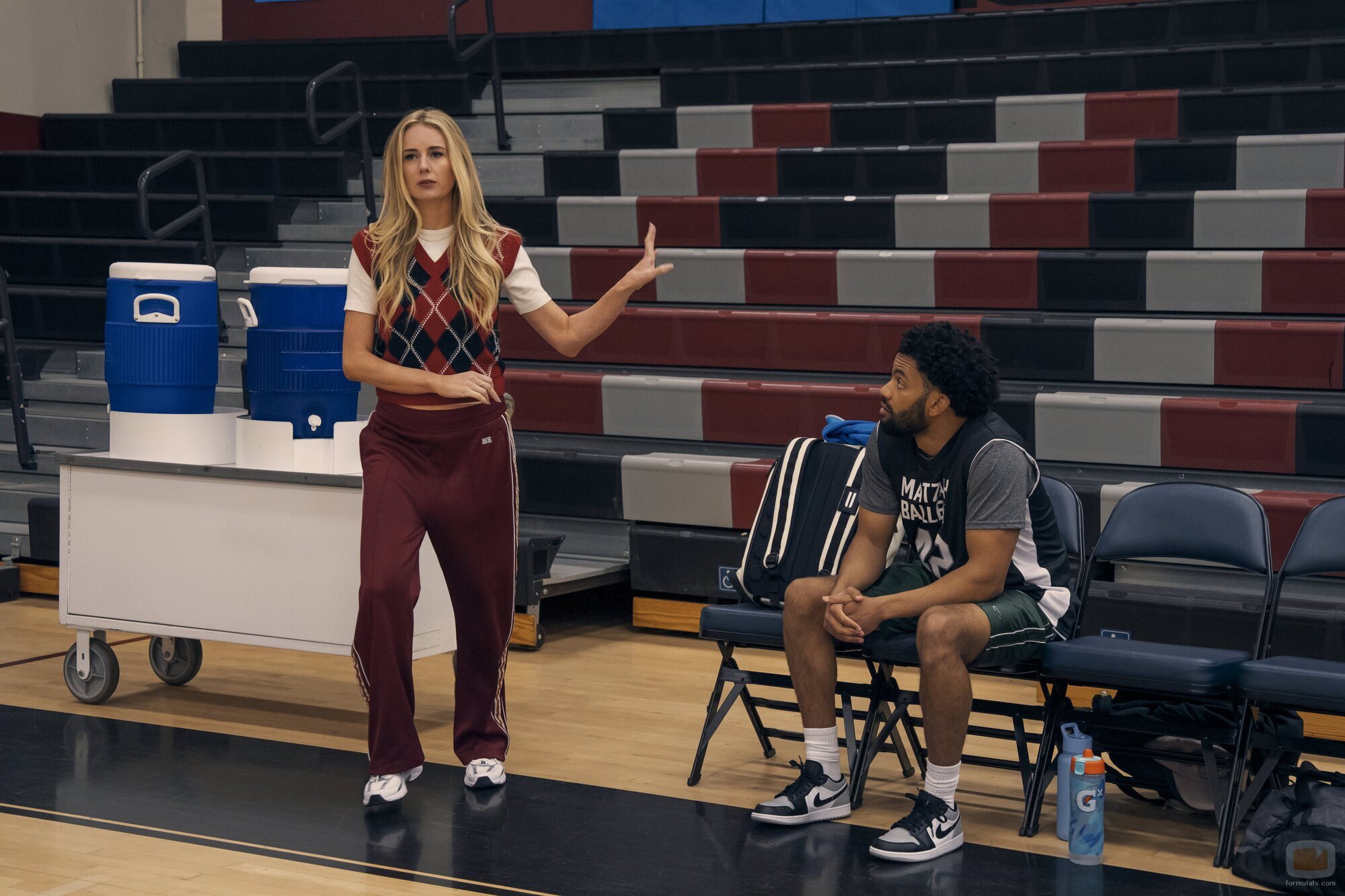 Miles Fowler y Justine Lupe en 2x02 'Lo dejamos en el árbol' de 'Nadie quiere esto'