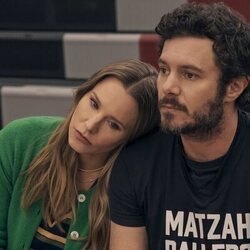 Kristen Bell y Adam Brody en el 2x02 de 'Nadie quiere esto'