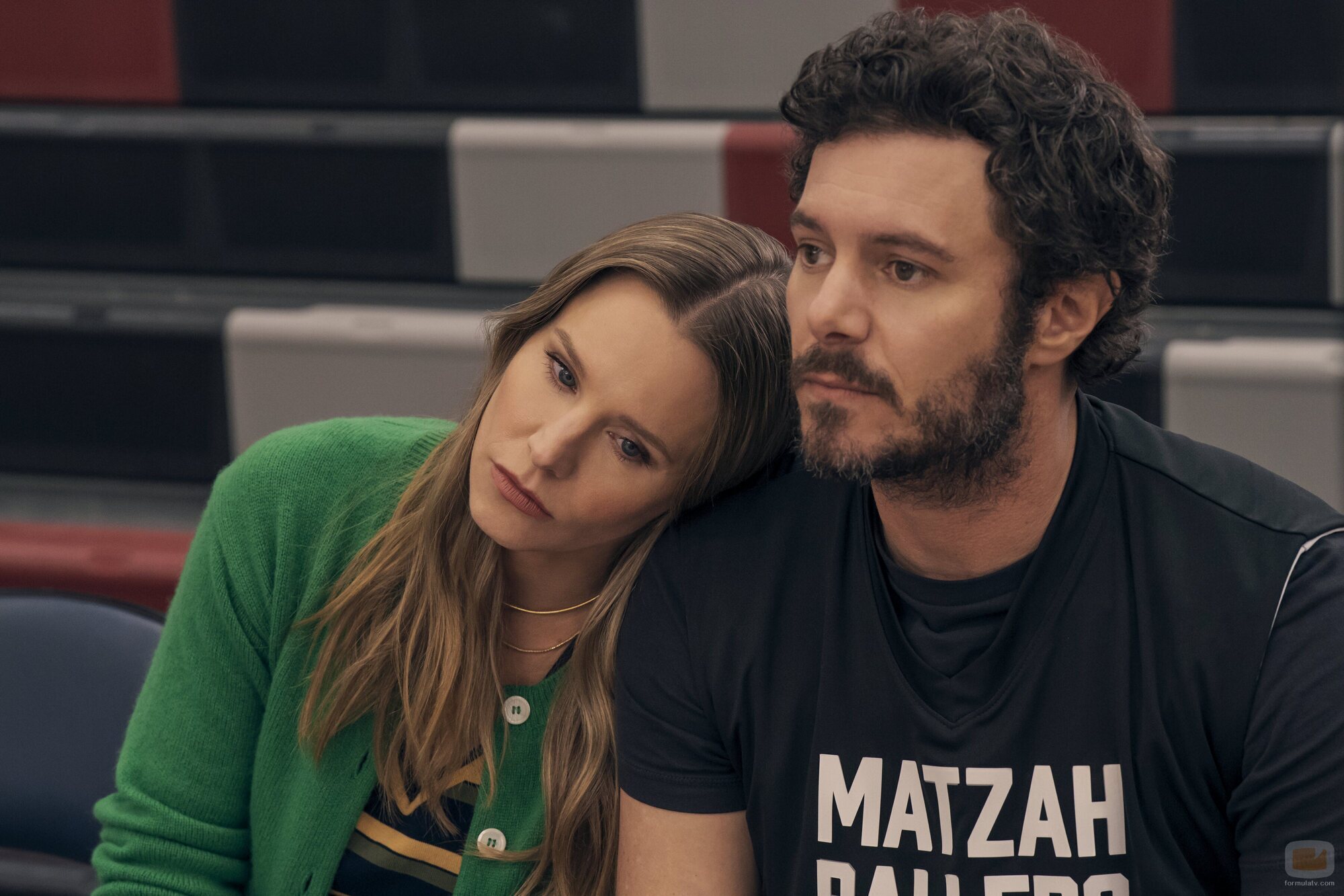 Kristen Bell y Adam Brody en el 2x02 de 'Nadie quiere esto'