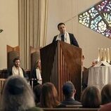 Adam Brody y Alex Karpovsky en el 2x02 de 'Nadie quiere esto'