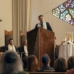 Adam Brody y Alex Karpovsky en el 2x02 de 'Nadie quiere esto'