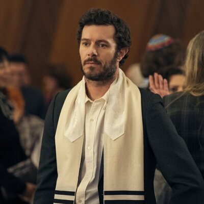 Adam Brody en 2x02 'Lo dejamos en el árbol' de 'Nadie quiere esto'