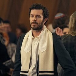 Adam Brody en 2x02 'Lo dejamos en el árbol' de 'Nadie quiere esto'