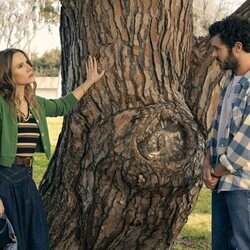 Adam Brody y Kristen Bell en el 2x02 de 'Nadie quiere esto'